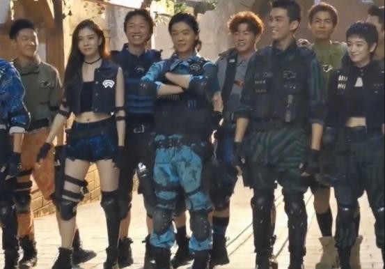 《穿越火线》鹿晗吴磊杀青照曝光！俩人都晒黑！鹿晗被吐槽像大婶