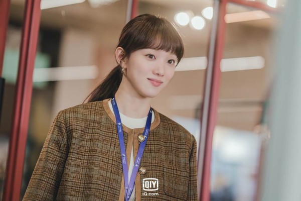 李圣经饰演以身居明星管理最前线的经纪公关组长吴寒星。（爱奇艺国际站提供）