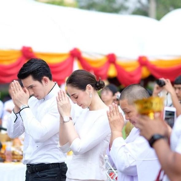泰剧明星Aum和Nat结婚四年依然恩爱，国内某些明星夫妻真该学学