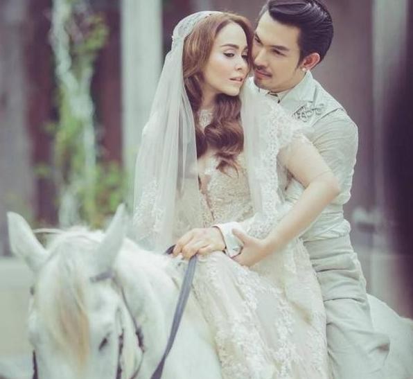 泰剧明星Aum和Nat结婚四年依然恩爱，国内某些明星夫妻真该学学