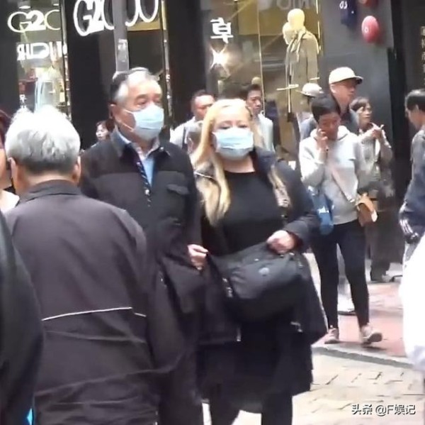 74岁老戏骨和老婆情深如初恋 夫妻俩紧挽手臂走路很甜蜜