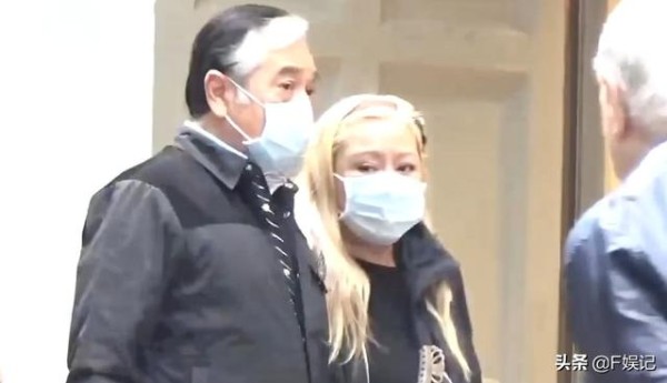 74岁老戏骨和老婆情深如初恋 夫妻俩紧挽手臂走路很甜蜜
