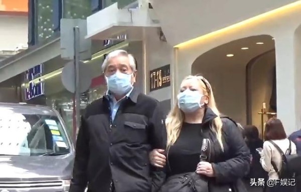 74岁老戏骨和老婆情深如初恋 夫妻俩紧挽手臂走路很甜蜜