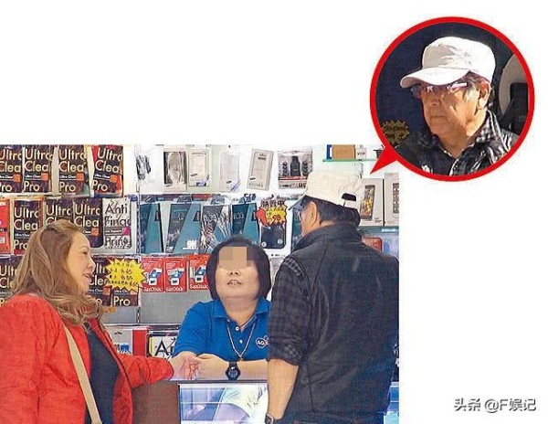 74岁老戏骨和老婆情深如初恋 夫妻俩紧挽手臂走路很甜蜜