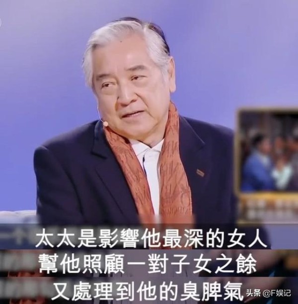 74岁老戏骨和老婆情深如初恋 夫妻俩紧挽手臂走路很甜蜜