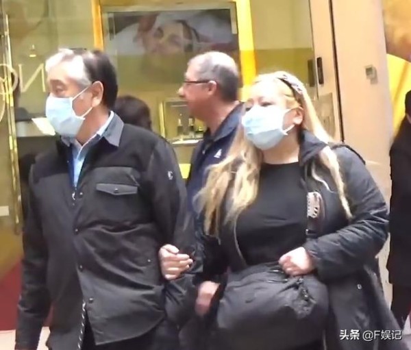 74岁老戏骨和老婆情深如初恋 夫妻俩紧挽手臂走路很甜蜜