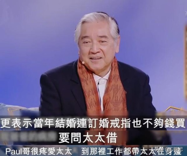 74岁老戏骨和老婆情深如初恋 夫妻俩紧挽手臂走路很甜蜜