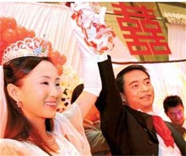 45岁李小双身价上亿娶美女明星为妻，却因工作繁忙没时间要孩子！