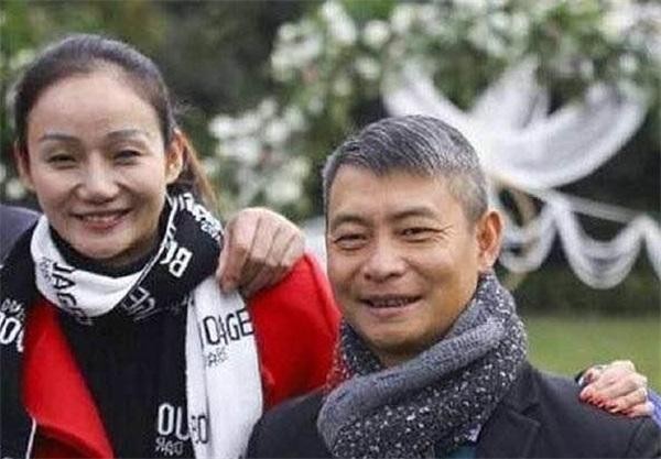 45岁李小双身价上亿娶美女明星为妻，却因工作繁忙没时间要孩子！