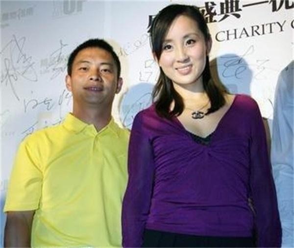 45岁李小双身价上亿娶美女明星为妻，却因工作繁忙没时间要孩子！