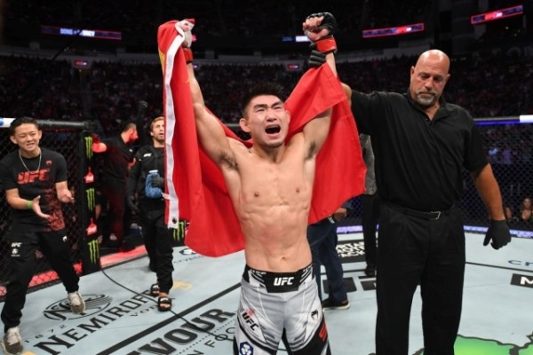 宋亚东说:"这次比赛对我来说是一个巨大的机会。 塞胡多是UFC两个级别的冠军，也是奥运会金牌得主"，"他仍然是顶级斗士，能够与他进行比赛感到非常荣幸"。 照片=UFC提供。