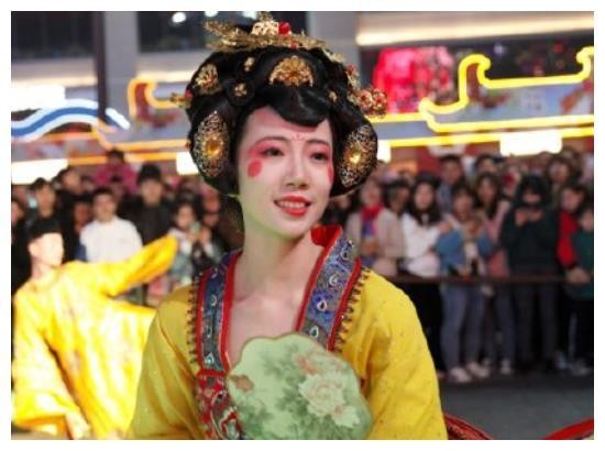 不倒翁小姐姐“野心”不小，微博认证演员遭质疑，真把自己当明星