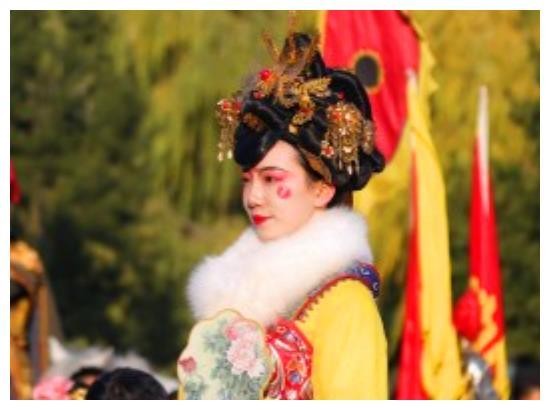 不倒翁小姐姐“野心”不小，微博认证演员遭质疑，真把自己当明星