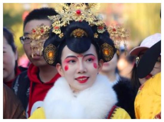 不倒翁小姐姐“野心”不小，微博认证演员遭质疑，真把自己当明星