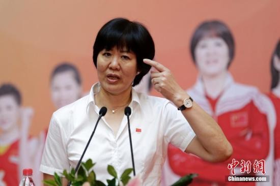 在一次演讲中谈及女排精神，郎平说，不管技术上有怎样的创新和改革，我们都需要一种精诚合作、永不放弃、坚持、坚韧的精神，它适用于各行各业。“中国女排夺得冠军是团队合作的精神。所谓团队合作，就是赢球是大家的，输球也是大家的。” 中新社记者 李慧思 摄