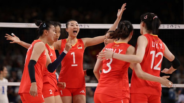 2024年8月1日，2024年巴黎奥运会第六比赛日，中国女排3-0击败法国女排后高兴庆祝。