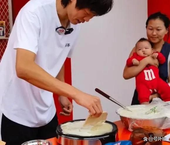 张国伟摊煎饼，不仅是一场综艺秀，更是一次社交平台的创新尝试
