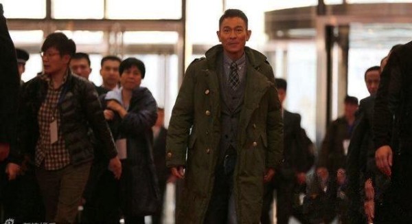 那些男明星穿风衣谁最帅！郭敬明的穿着已经亮瞎了！