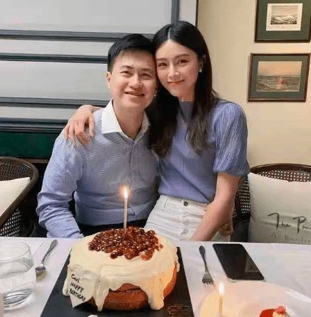 文咏珊坐泳池边凹造型，吴启楠不陪伴，拎包也要秀婚戒