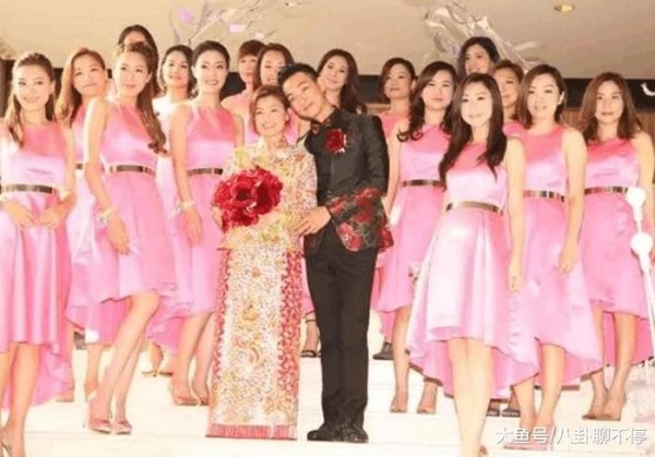 妻子被嫌弃丑, 他却不离不弃, 花百万办婚礼, 请来半个娱乐圈明星