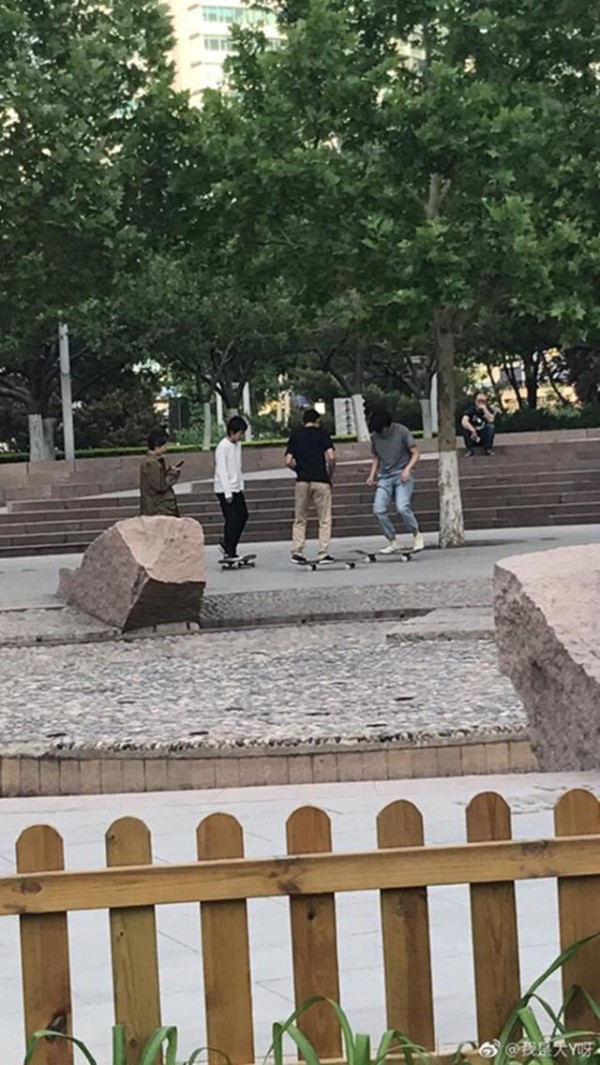 闺蜜情崩了？周冬雨全部社交网站取关窦靖童！