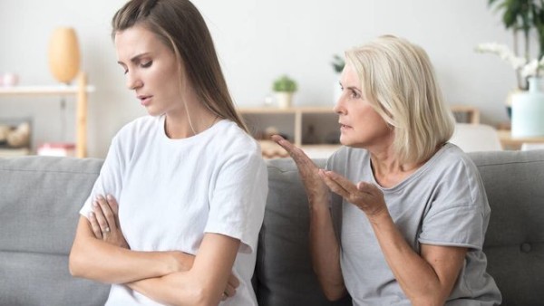 婆媳关系紧张，妻子想离婚怎么办？去问身边这3人，妻子不再受气