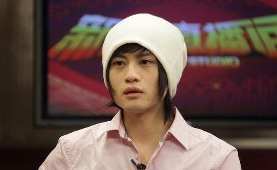 赵本山把他当亲儿子，他成名后却连睡8位女粉，自毁前程已被封杀