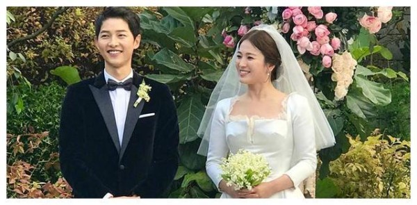 宋仲基不理前妻宋慧乔绯闻，和朋友搞怪合影，只是这颜色有点奇怪