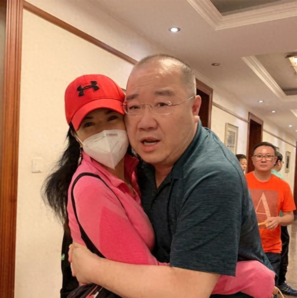 英达罕热恋不避嫌！现身贴面拥抱引围观