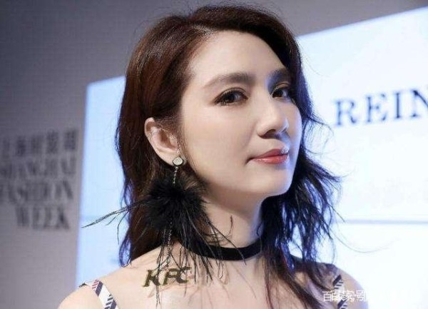洪欣风波后首现身，气色尚好优雅依旧，论气质怎么会输给毕滢