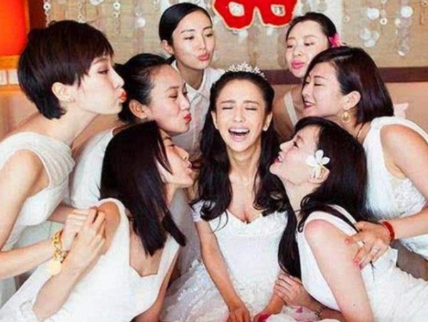曾经佟丽娅大婚，“伴娘团”被人瞧不起，现在好了，你高攀不起