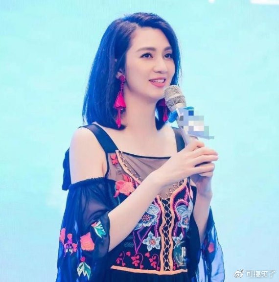 洪欣风波后首现身，气色尚好优雅依旧，论气质怎么会输给毕滢