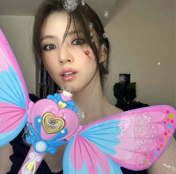 韩素希以华丽的妆容和童话般氛围的玩具展现了愉快的样子。照片=韩素希SNS
