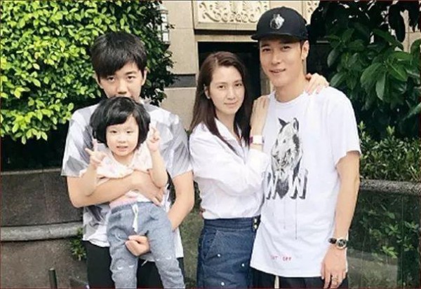 洪欣沉默有原因，洪欣春节前曾原谅张丹峰，两人穿情侣鞋出游