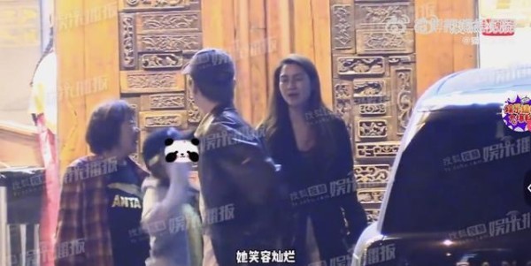 洪欣张丹峰重归于好，带娃烧烤甜蜜如初，家庭幸福让人羡慕！