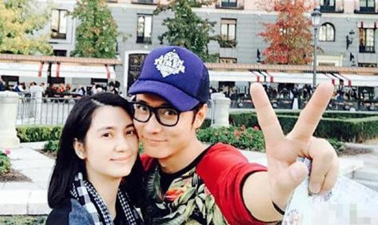 娱乐圈这五位像母子的明星夫妇，老公对老婆始终如一！