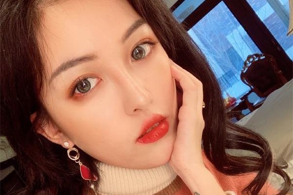 张凯毅怎么那么有钱 美妆博主中唱歌最好听的性格也带劲