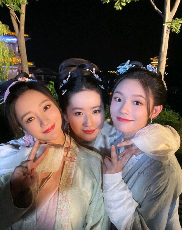 刘亦菲林允柳岩杀青合照曝光，刘亦菲C位，3个女演员关系太好了
