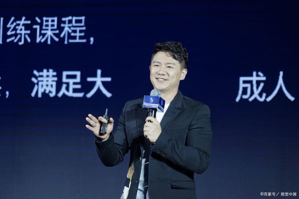 张雪峰夫妻首同框：陌生背后，爱有多深？