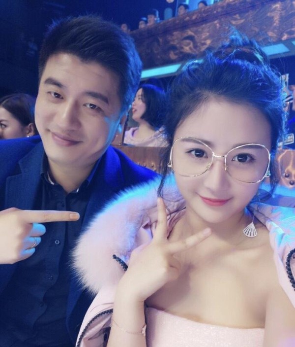 中国网红老师盛赞薛之谦人品, 发合影祝福爱豆找回真爱