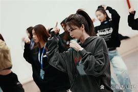 白鹿鞠婧祎关系好吗 白鹿和...@趣话八卦糕妈的动态