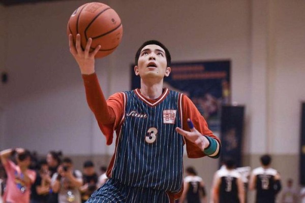 明星组球队什么水平？2人曾打过职业中锋是世界冠军