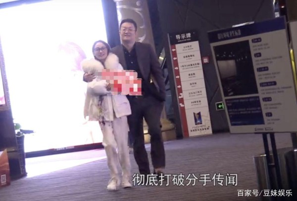 姚笛深夜与富商男友暧昧约会，两人街头拥抱超甜，力破分手传闻