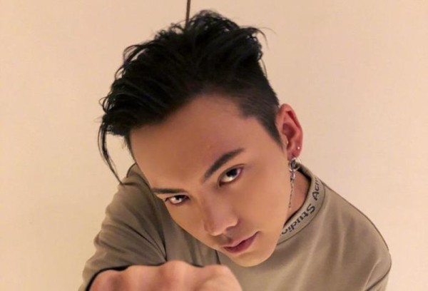 陈伟霆是一个敬业的演员，他自爆拍戏不用替身，直接摔到不能动