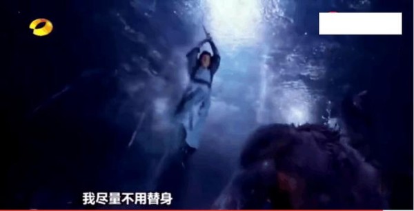 陈伟霆是一个敬业的演员，他自爆拍戏不用替身，直接摔到不能动