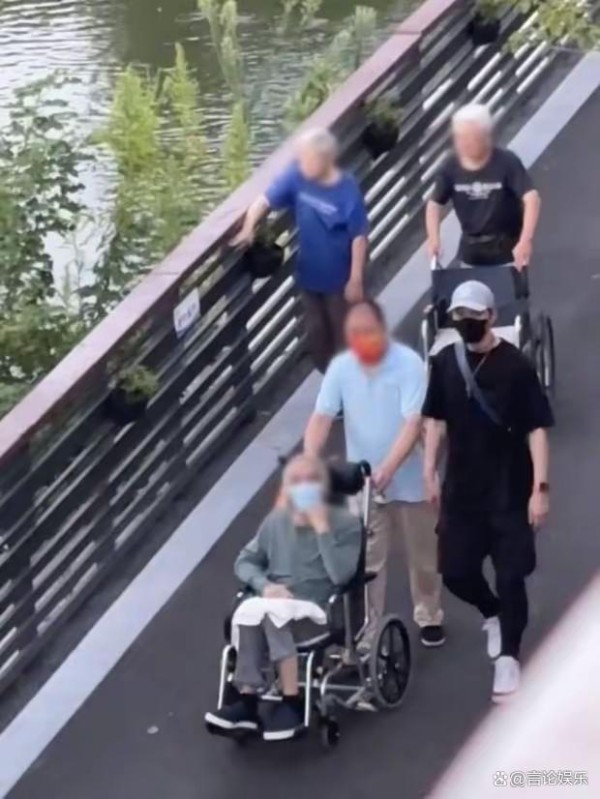 徐正溪低调现身养老院，与家人共享天伦之乐，新剧待播引期待