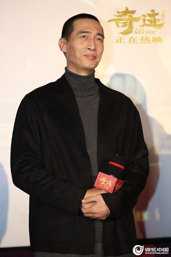 主演公磊认真聆听观众提问.jpg