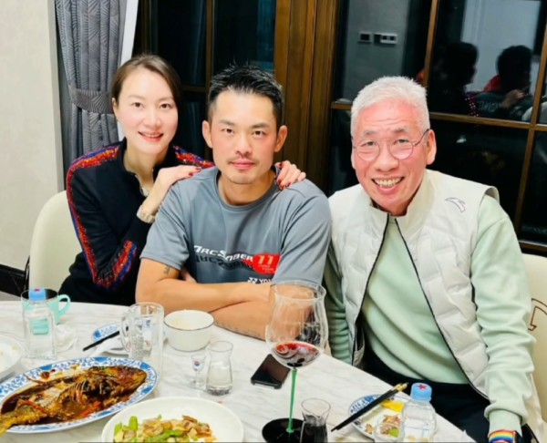 刘希平与林丹一家欢度春节，和乐融融，网友：谢杏芳大格局、有福气