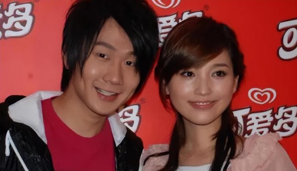 顶流男歌手与小20岁女网红暗恋曝光，万字控诉背后的真相揭晓！