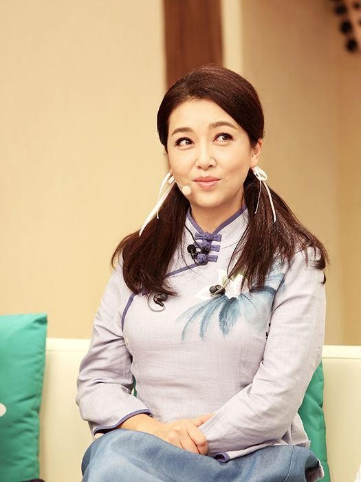 她曾和靳东有一段恋情，只因女儿，俩人没有走到一起！